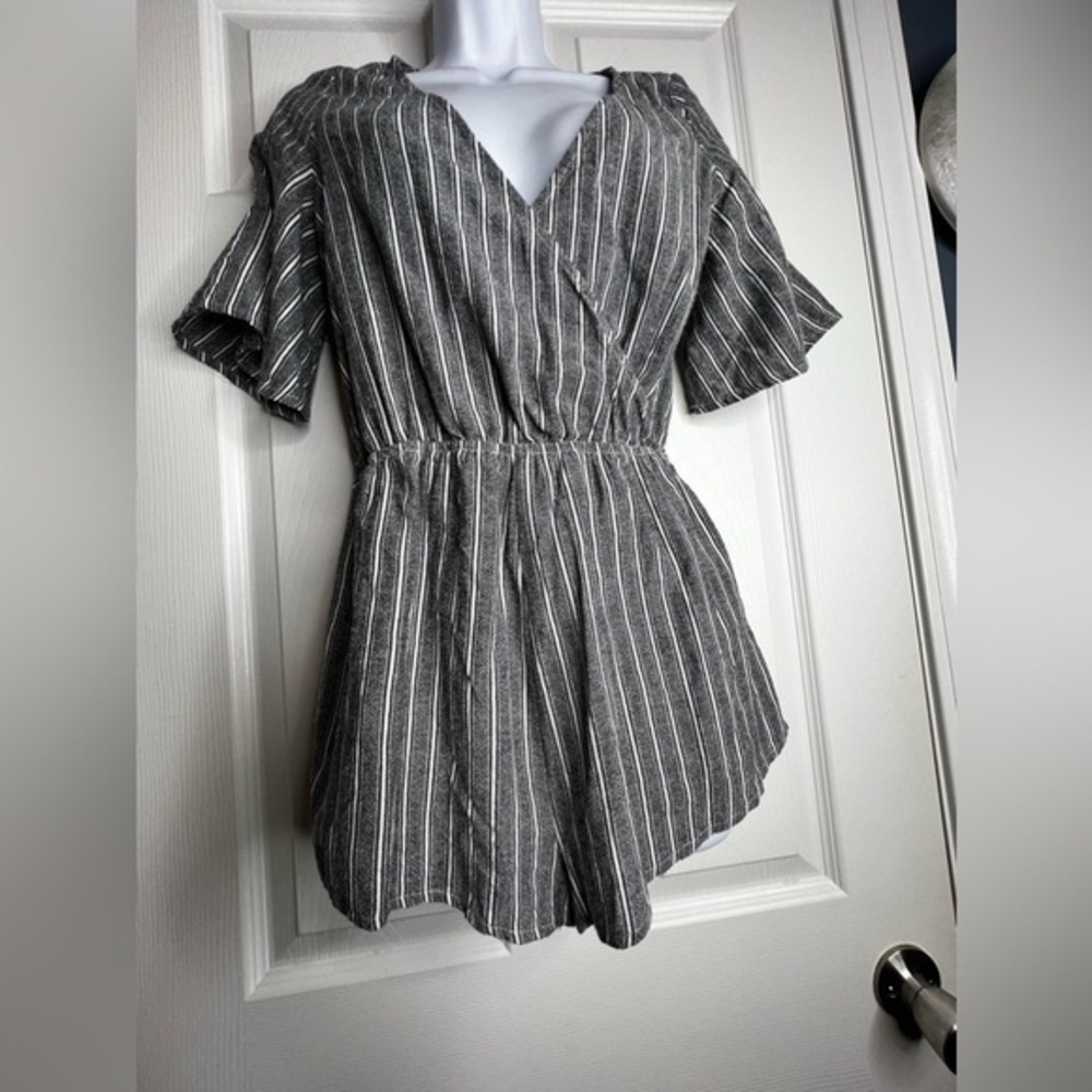 Tobi Womens Small Gray White Stripe Romper Playsuit Short Sleeve V-Neck S Cotton - Picture 7 of 14